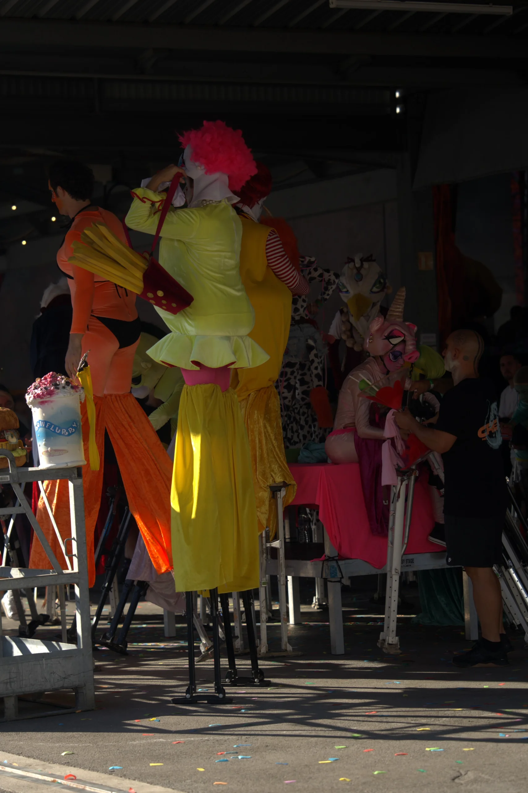 Performers Elrow sur échasses, Family Piknik 2026
