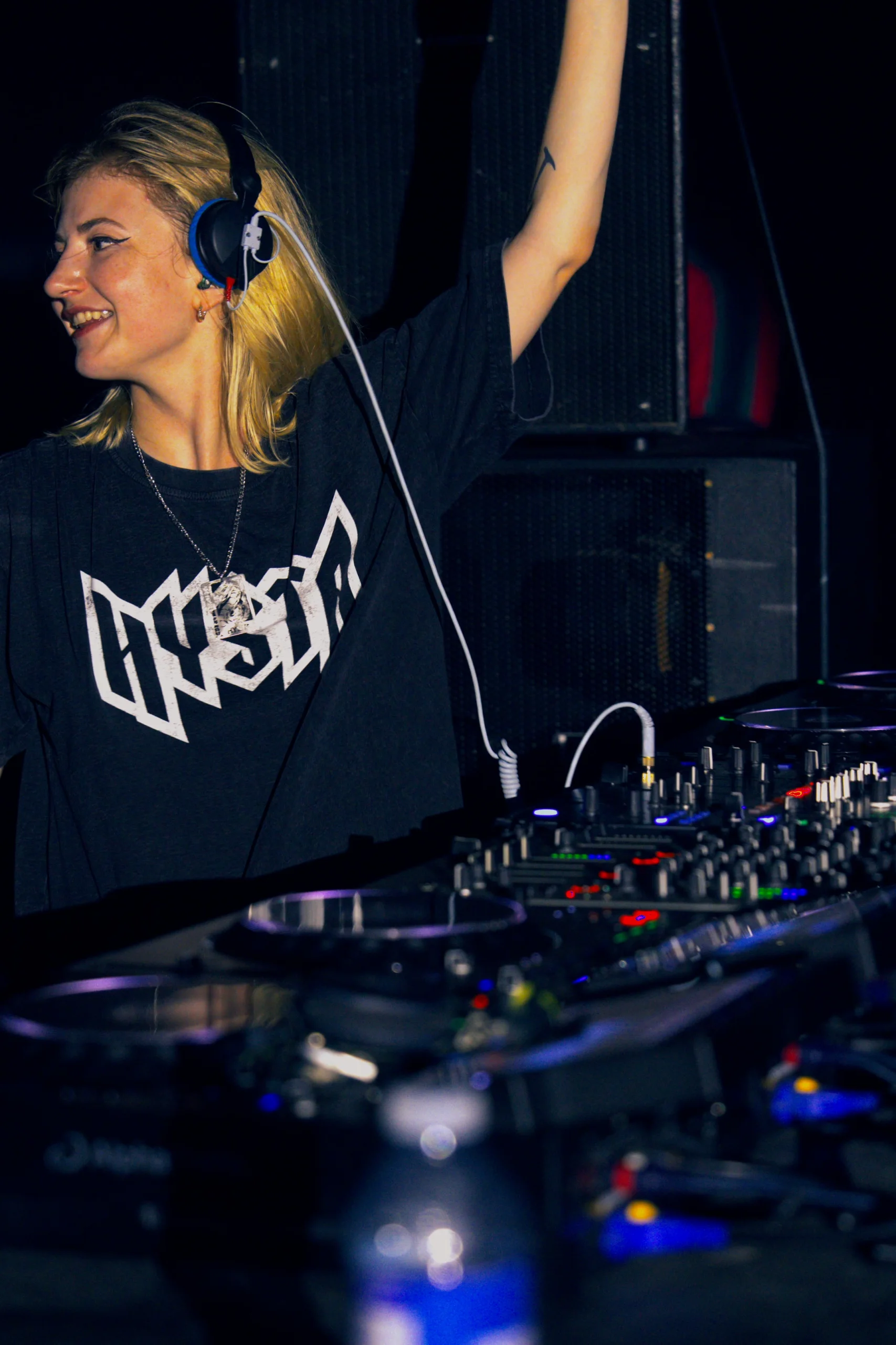 Hysta souriante aux platines du Hard Stage, Family Piknik 2026
