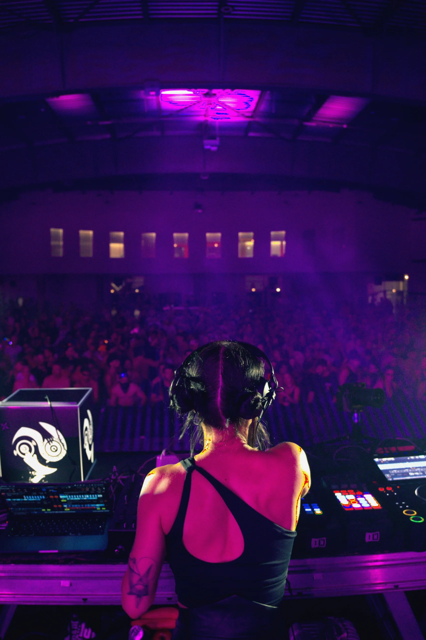 Rebekah face à la main room du Hard Stage — Family Piknik 2026, Montpellier